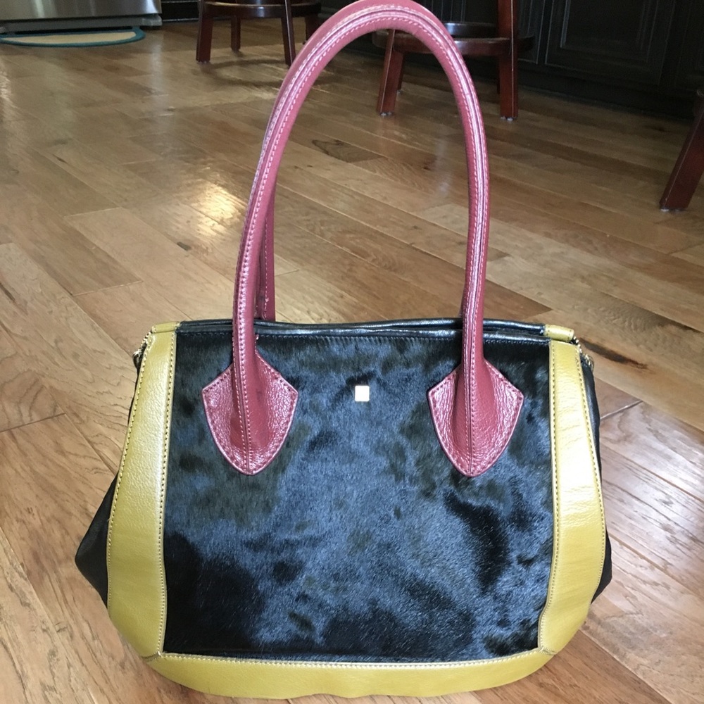 Selling this beautiful Pour La Victoire tote.